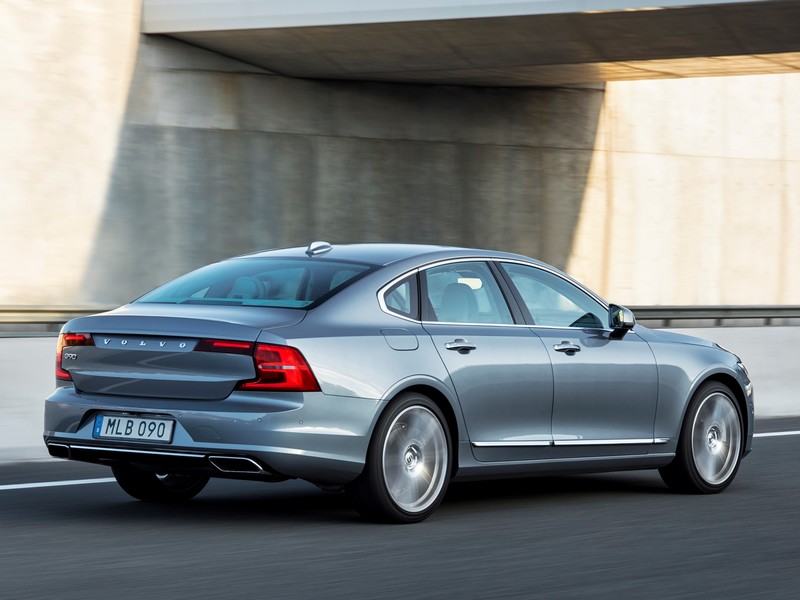 Volvo S90 a Alfa Romeo Giulia se skly z Chudeřic 